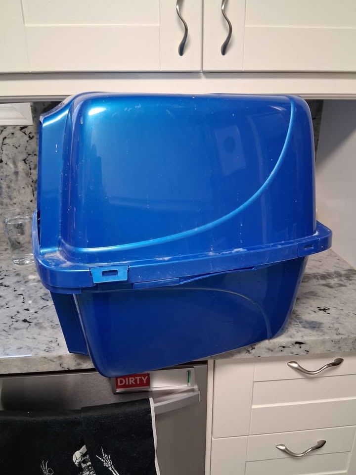 Used covered cat litter box - photo 2