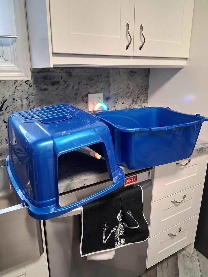 Used covered cat litter box image indicator(3)