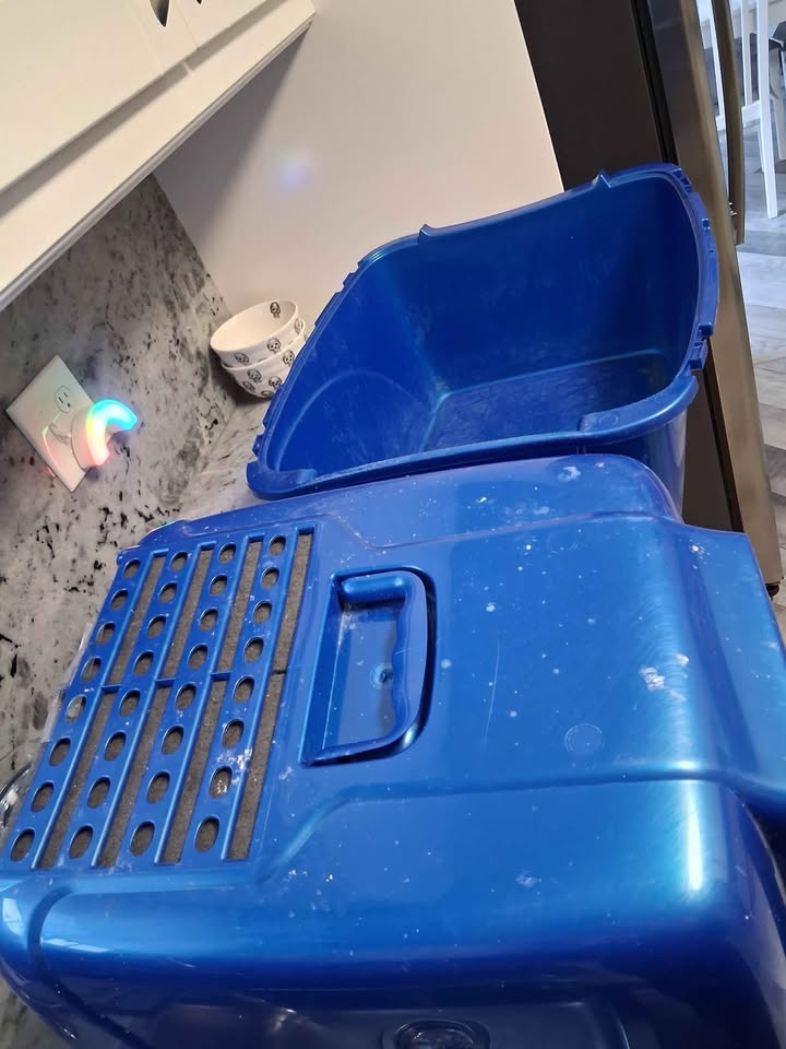 Used covered cat litter box - photo 4