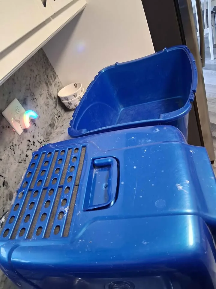 Used covered cat litter box image indicator(4)