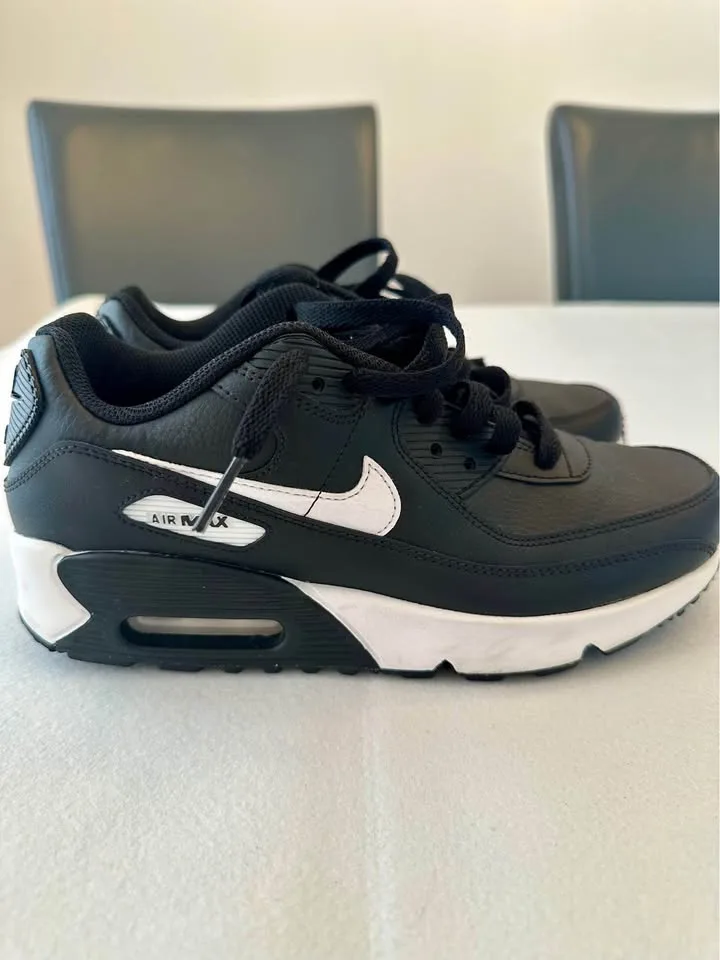 Nike Air Max sz 5 youth thumbnail