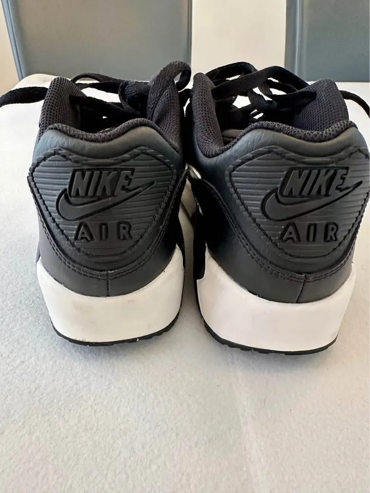 Nike Air Max sz 5 youth image indicator(2)