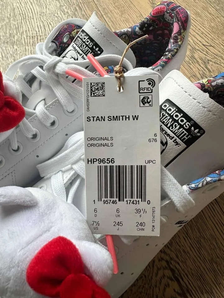 Adidas Hello Kitty x Stan Smith sneaker image indicator(2)