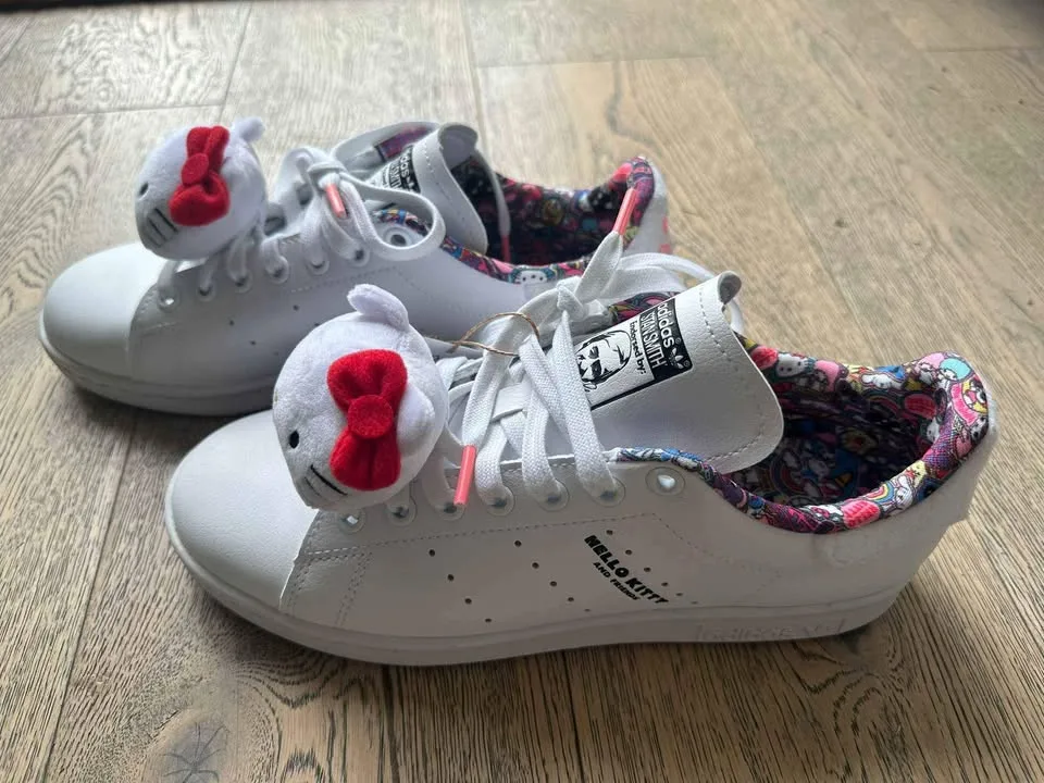 Adidas Hello Kitty x Stan Smith sneaker image indicator(3)