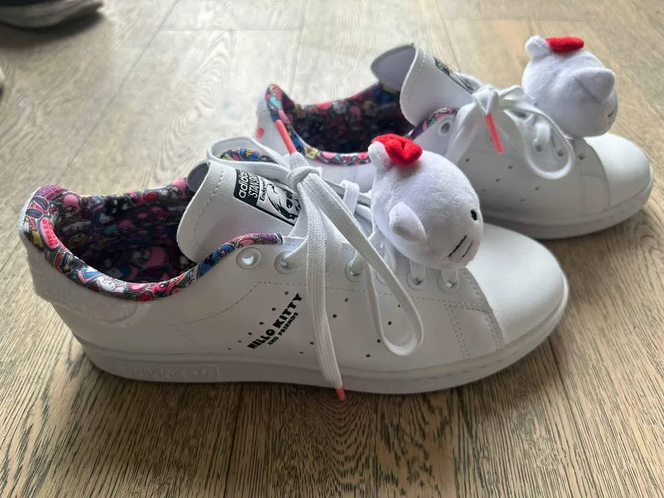Adidas Hello Kitty x Stan Smith sneaker image indicator(4)