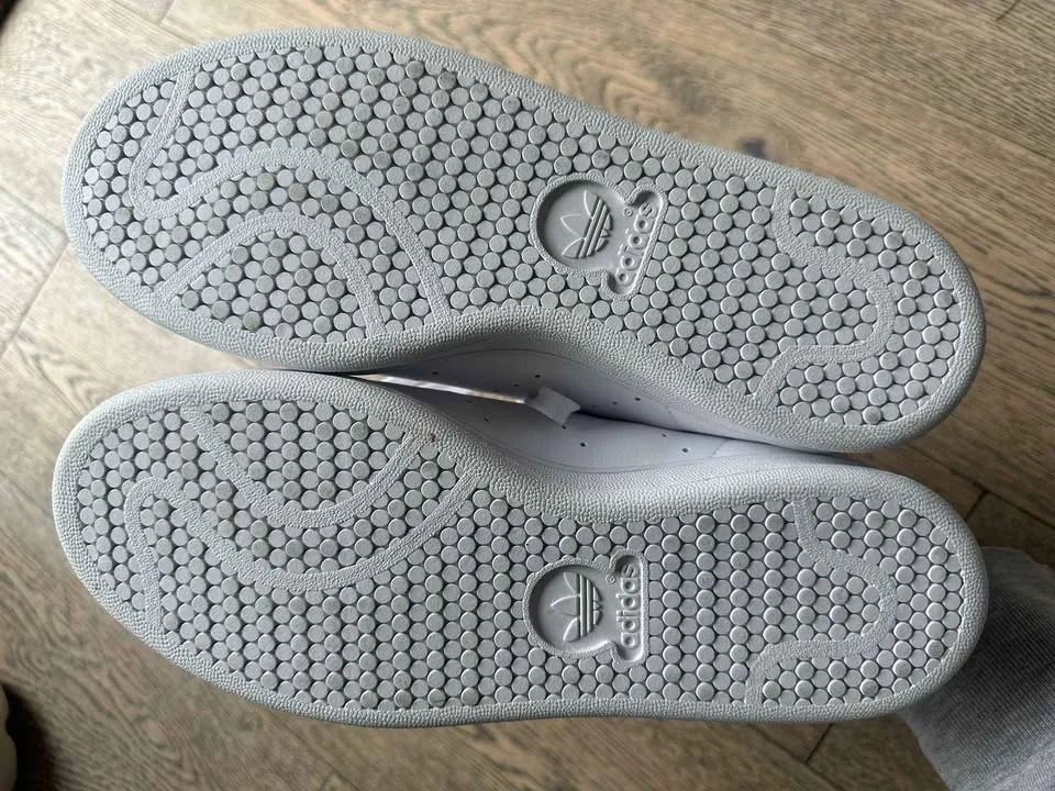 Adidas Hello Kitty x Stan Smith sneaker image indicator(5)