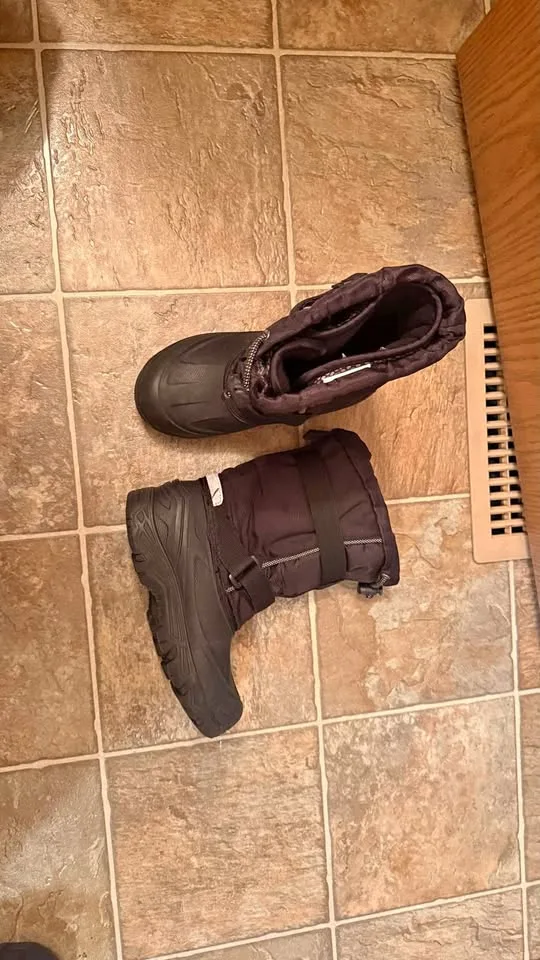 Winter boots size 2 thumbnail