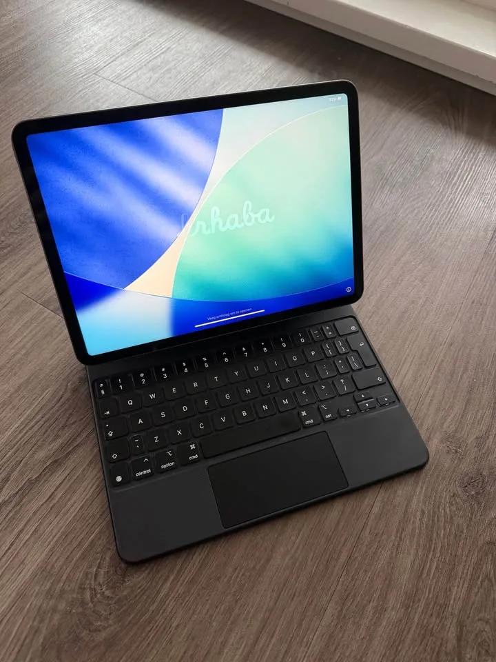 11” iPad Pro M1 512 GB with Keyboard image indicator(2)