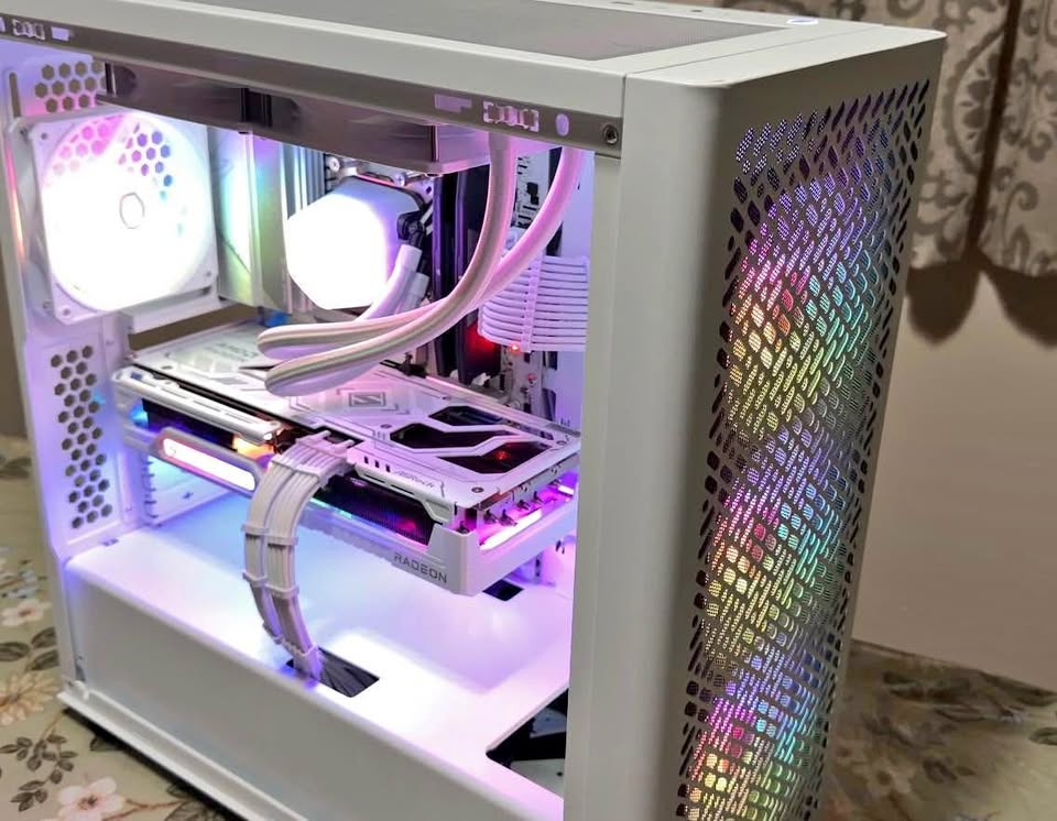 White gaming pc | 9070 XT | Ryzen 7700x | 2tb Ssd | 16gb DDR5 Ra