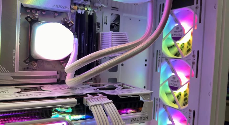 White gaming pc | 9070 XT | Ryzen 7700x | 2tb Ssd | 16gb DDR5 Ra - photo 3