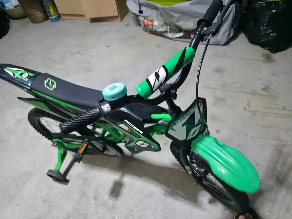 Hyper Bicycles 16" Motobike with Training Wheels for Kids ages 5 image indicator(2)