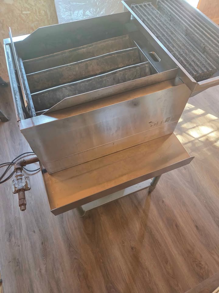 Commercial grill with some trays - photo 3