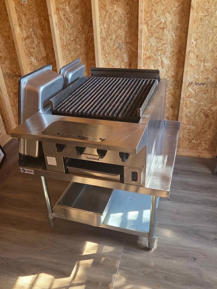 Commercial grill with some trays - photo 4
