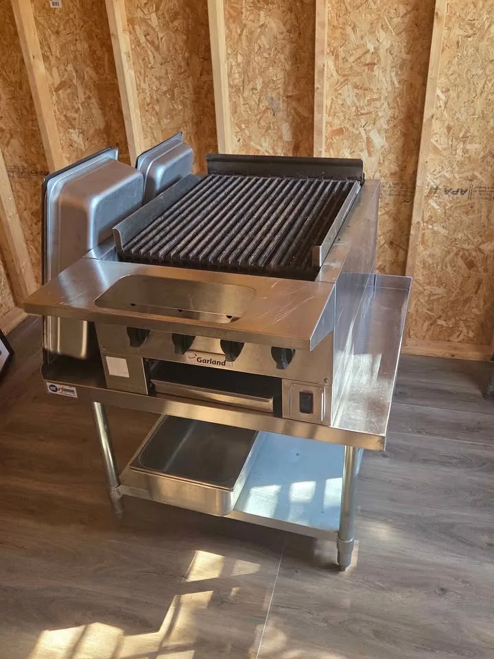 Commercial grill with some trays image indicator(4)
