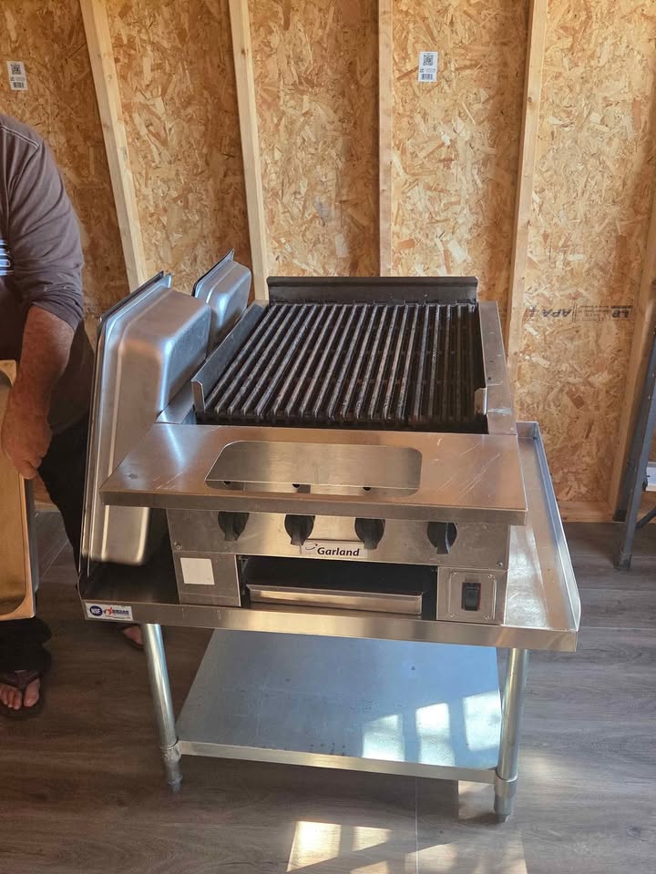 Commercial grill with some trays - photo 5
