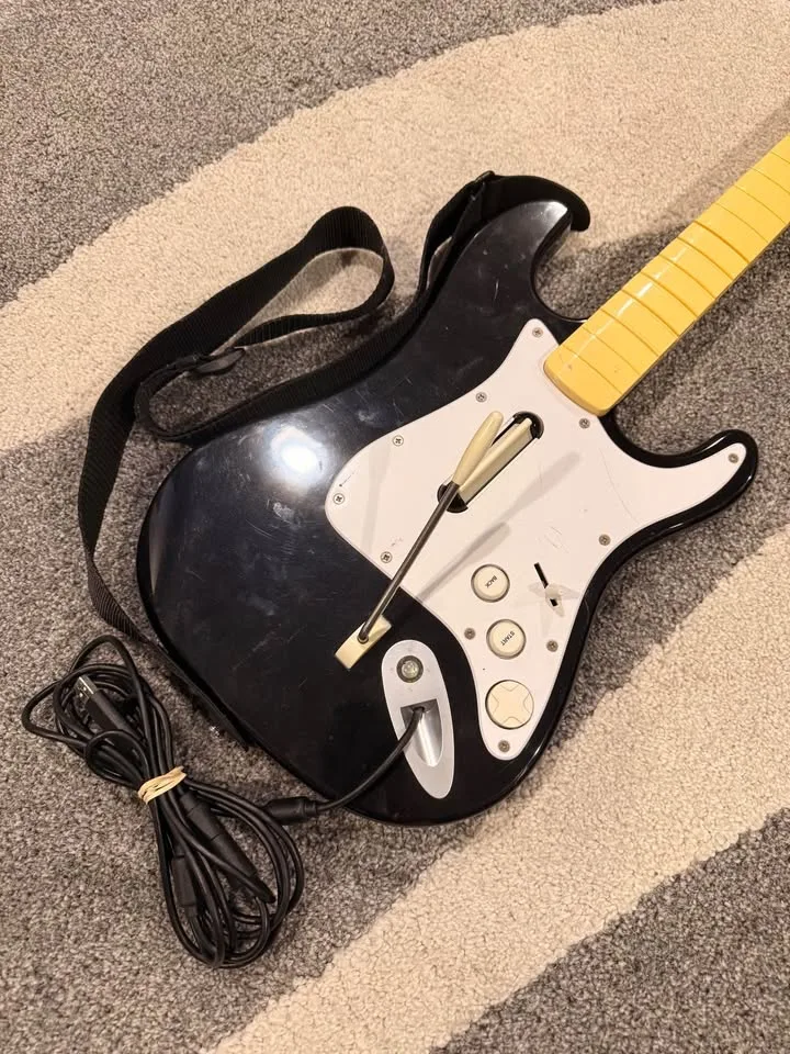 Xbox 360 Rock Band Wired Guitar Controller image indicator(2)