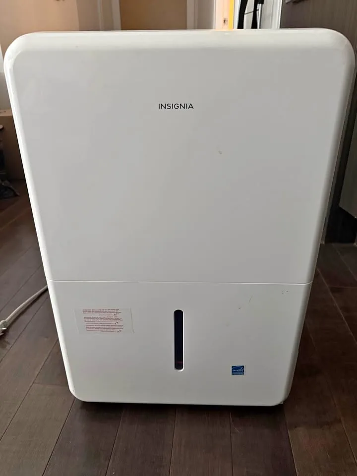 Moving sale: 35 pint White Insignia dehumidifier