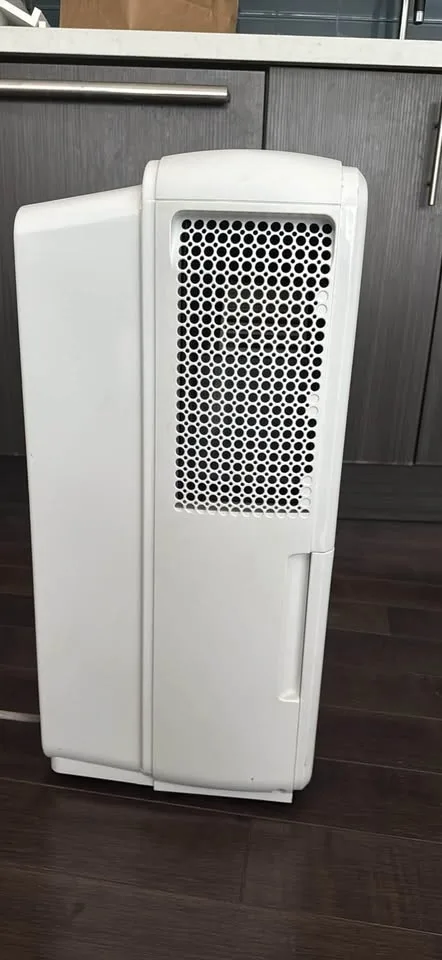 Moving sale: 35 pint White Insignia dehumidifier image indicator(2)