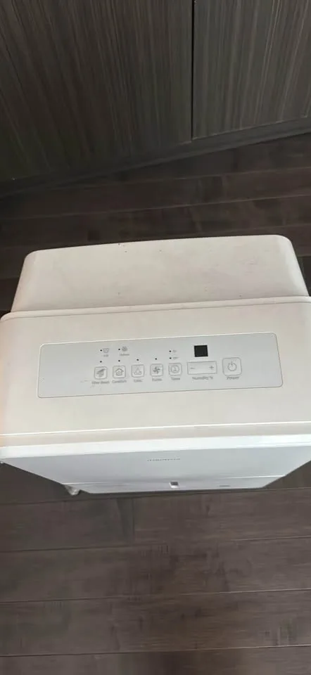 Moving sale: 35 pint White Insignia dehumidifier image indicator(3)