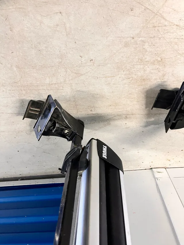 Thule rooftop racks for sedan with snowboard/skiis attachment image indicator(3)