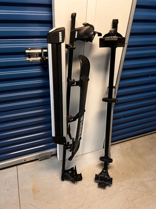 Thule rooftop racks for sedan with snowboard/skiis attachment image indicator(4)