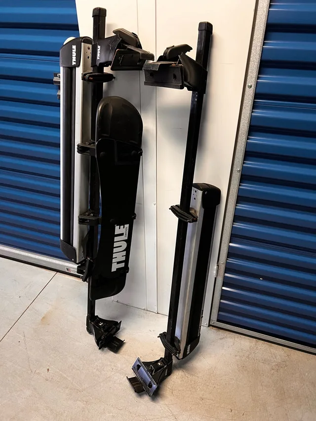 Thule rooftop racks for sedan with snowboard/skiis attachment image indicator(5)