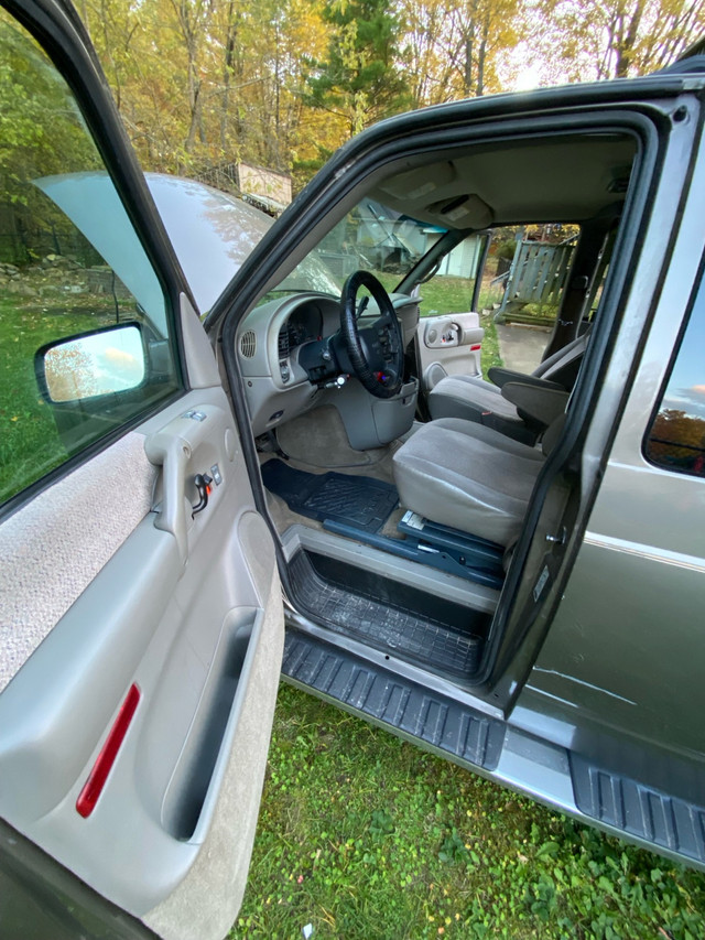 2003 GMC Safari - photo 4