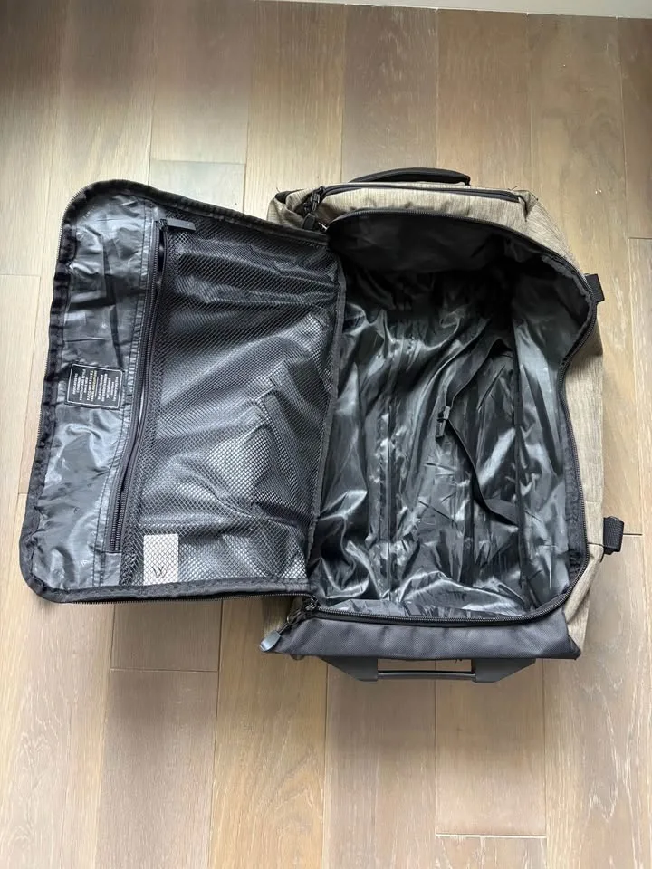 Small 2-wheel carryon cabin-size image indicator(2)