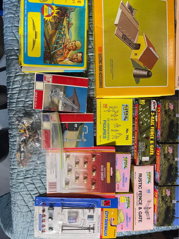 HO scale accessories, buildings, mini figures, animals, etc