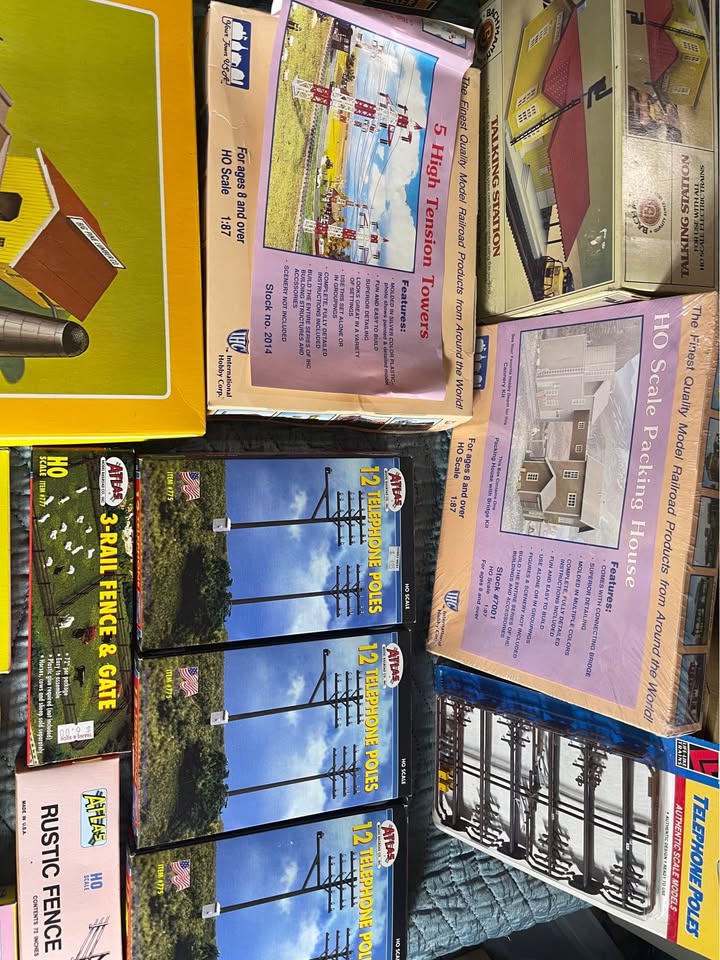 HO scale accessories, buildings, mini figures, animals, etc - photo 2