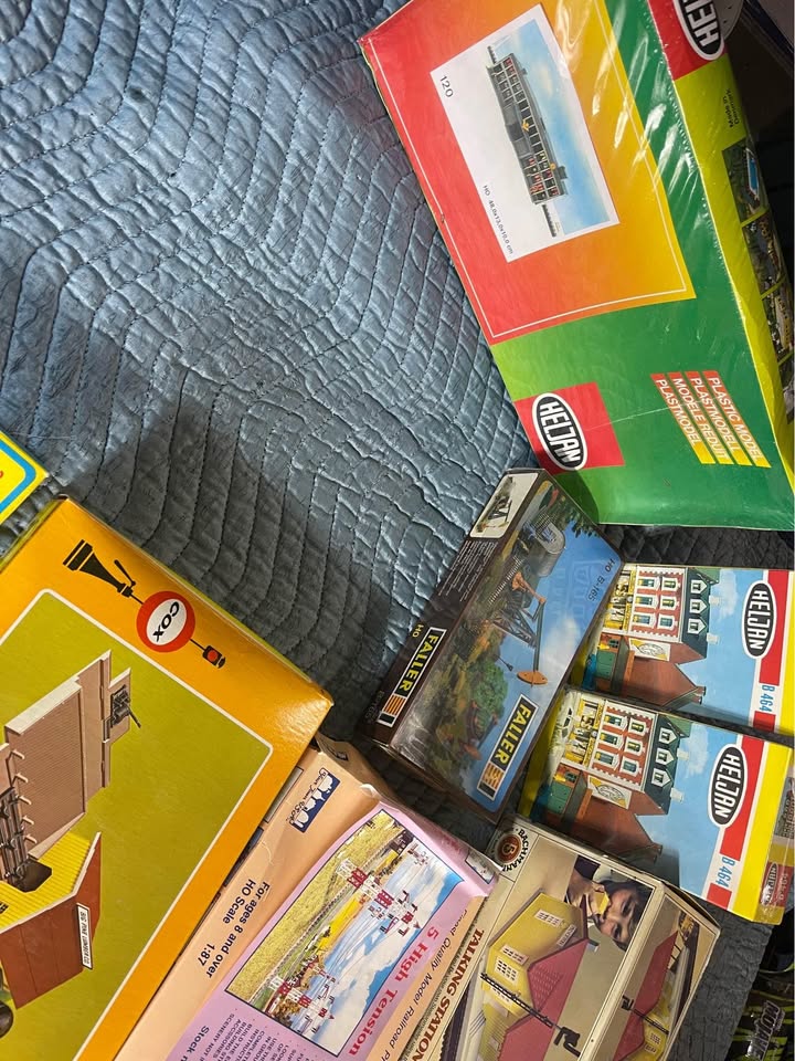 HO scale accessories, buildings, mini figures, animals, etc - photo 3
