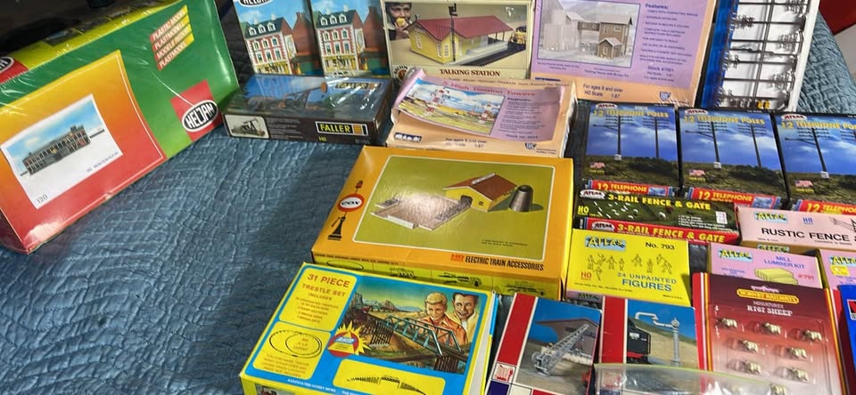 HO scale accessories, buildings, mini figures, animals, etc - photo 4