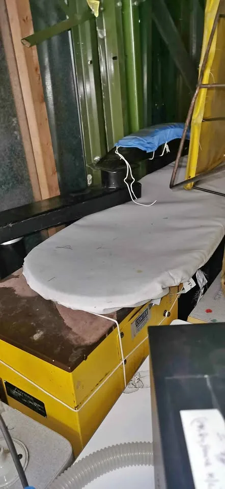 Closing sale Vacuum table used thumbnail