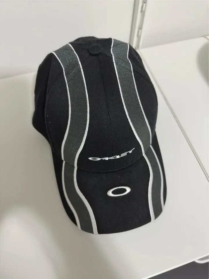 Oakley Hat image indicator(3)