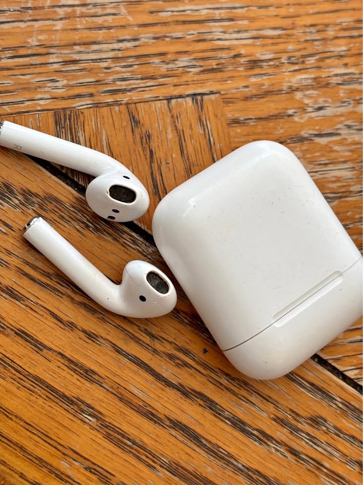 Apple Airpods 2nd Generation with Charging Case & Cable