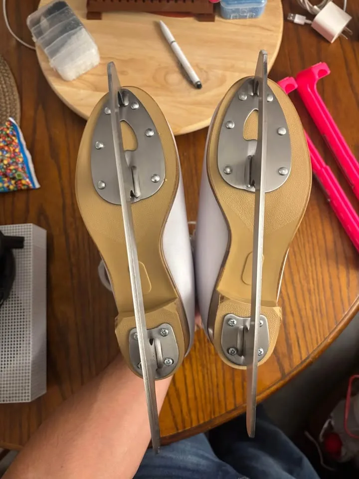 Skates Size 6 Women’s Jackson 380 image indicator(3)