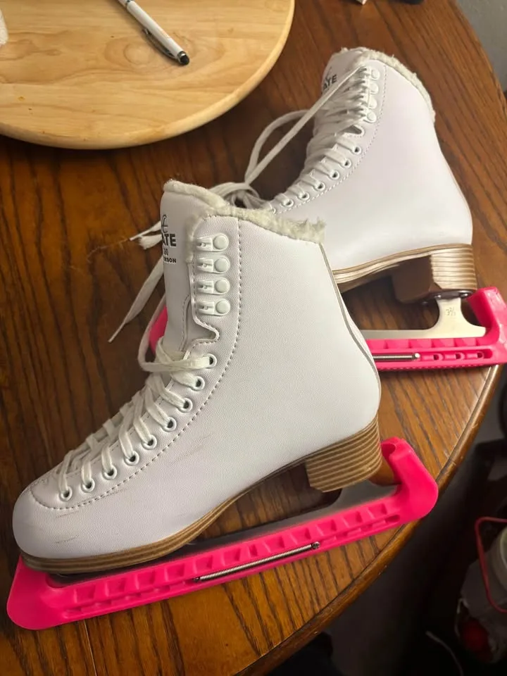 Skates Size 6 Women’s Jackson 380 image indicator(4)