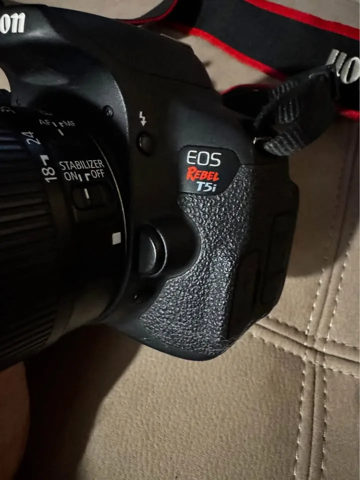 Canon Rebel T5i with accessories image indicator(3)