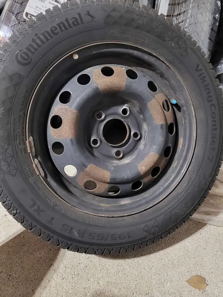 195/65/15 Continental winter tires image indicator(2)