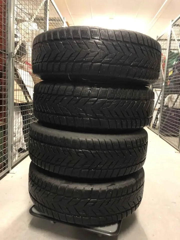 Winter Tires - 215/65/R16 image indicator(2)