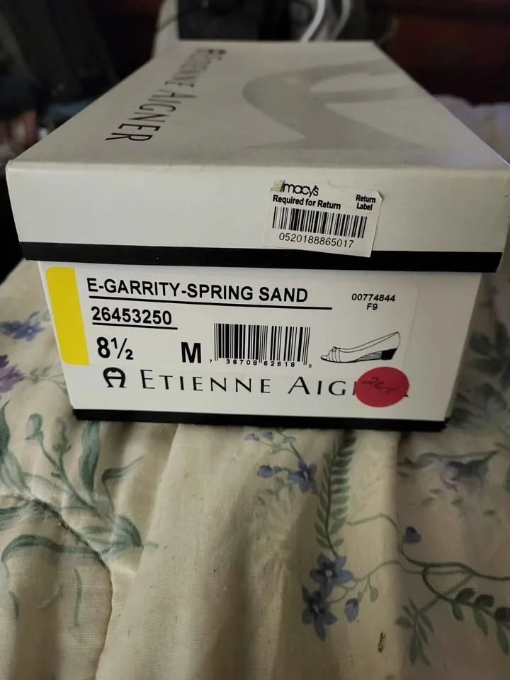 Women's low heel, tan, size 8½M shoes. image indicator(2)