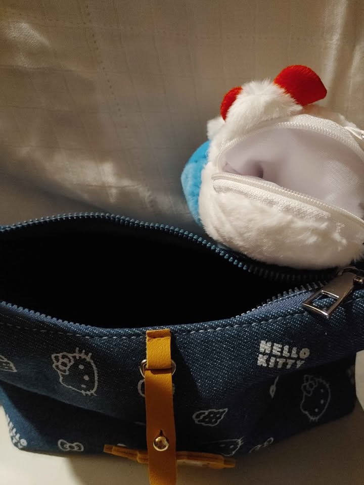 Hello Kitty Denim Shoulder Bag + Coin Purse Pendant - photo 4