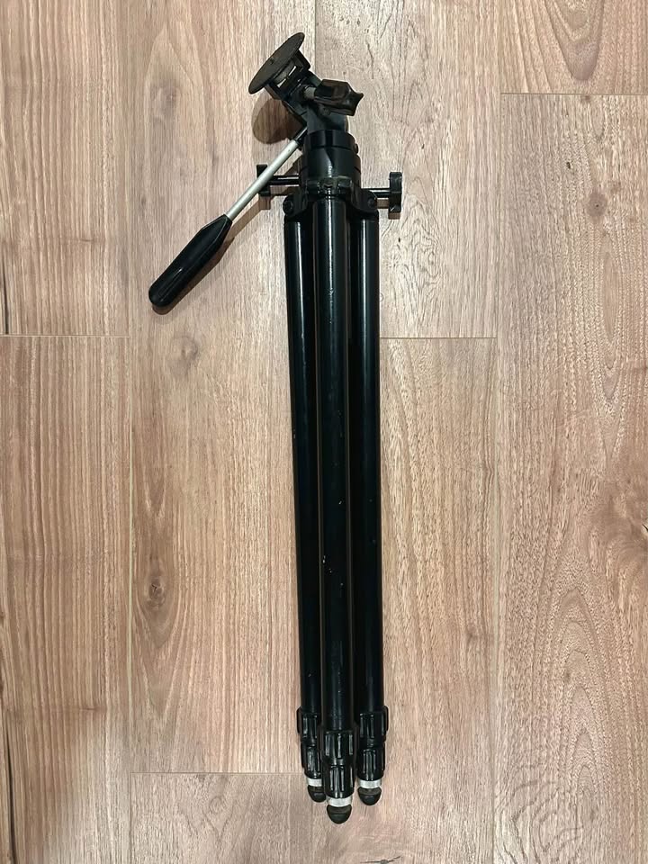 Heavy-Duty Camera Tripod - photo 5