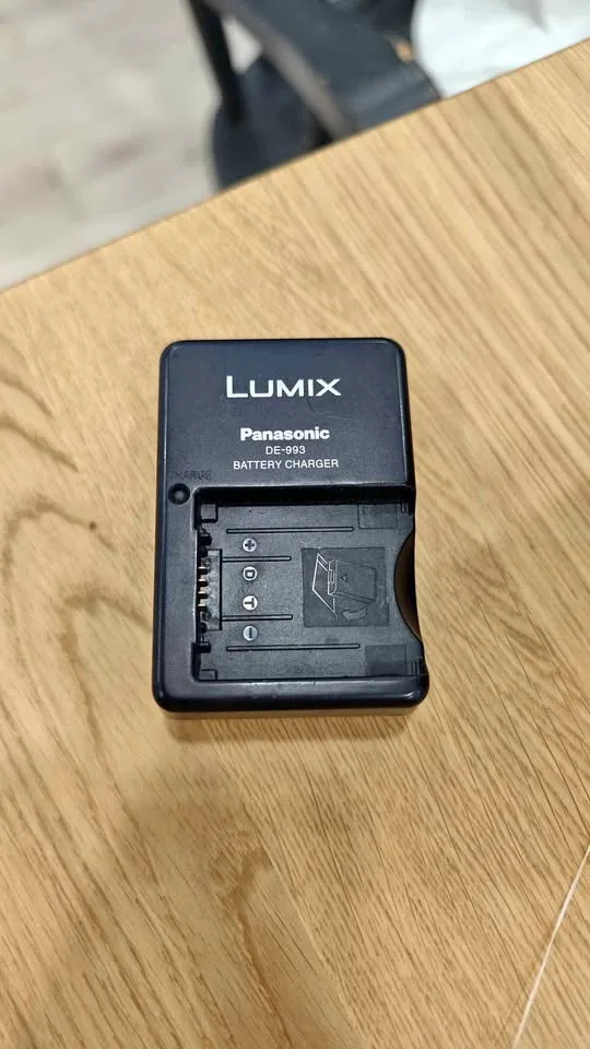 Panasonic lumix DE-993 camera charger
