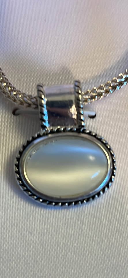 Silver Necklace With Matching Earrings - Brand New - Box Include - photo 2