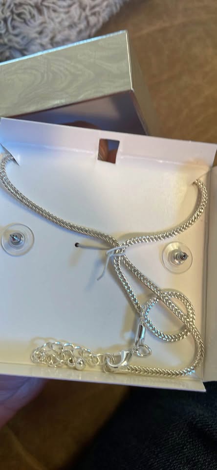 Silver Necklace With Matching Earrings - Brand New - Box Include - photo 5