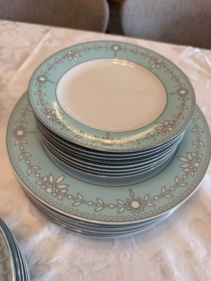 Fine China- Porcelain Dinner Set image indicator(4)