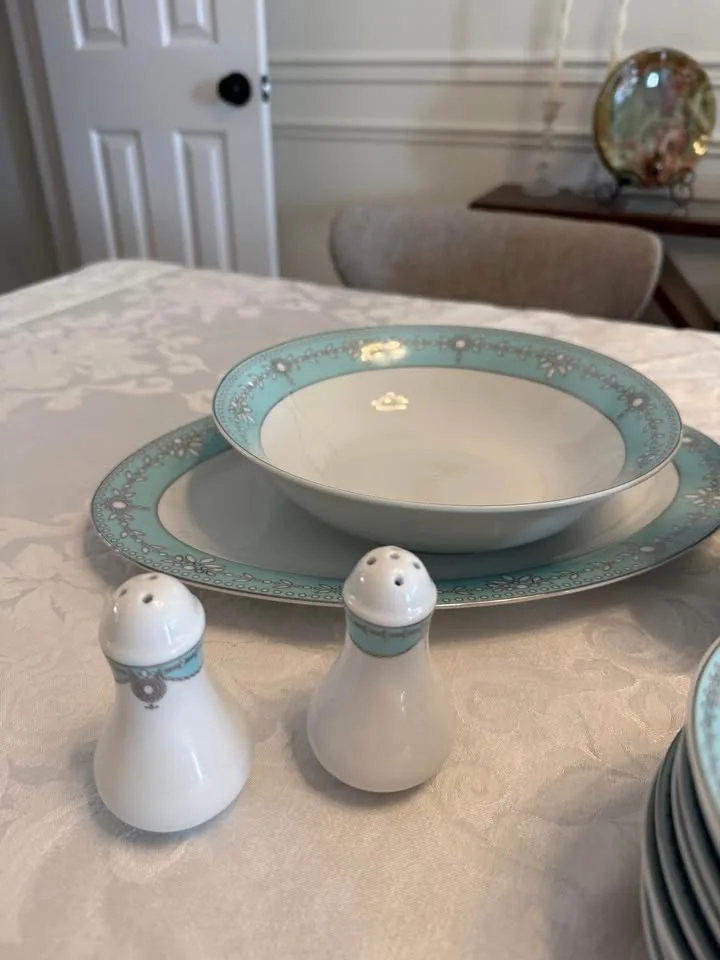 Fine China- Porcelain Dinner Set image indicator(7)