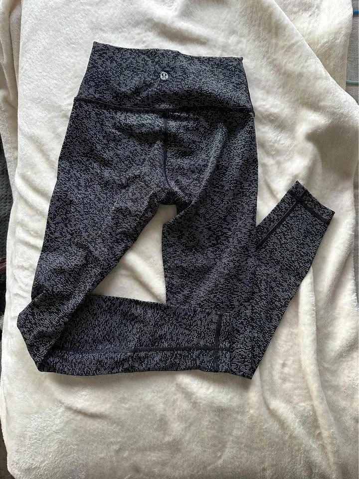 Lululemon luxtreme leggings sz 4 image indicator(2)