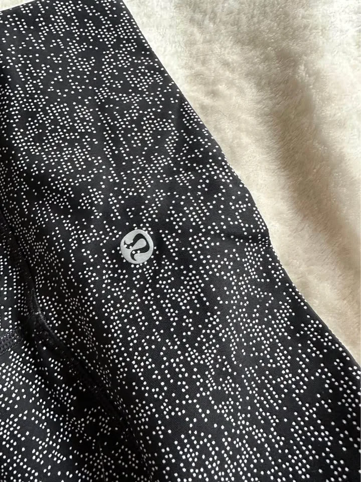 Lululemon luxtreme leggings sz 4 image indicator(3)
